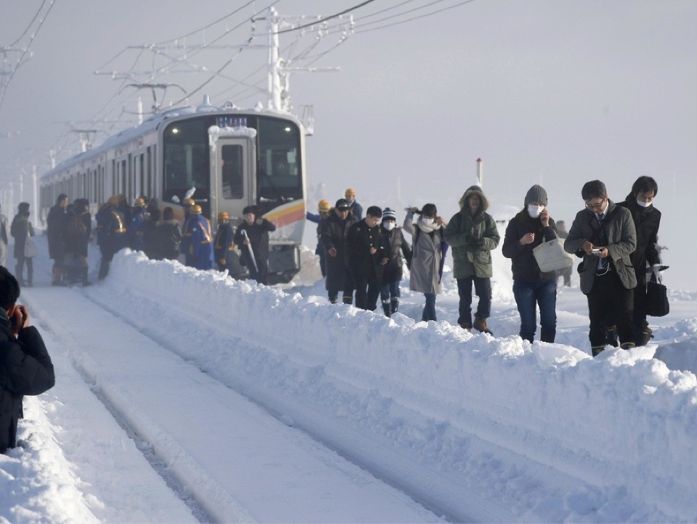 Vlak v Japonsku musel kvôli snehu zastaviť.