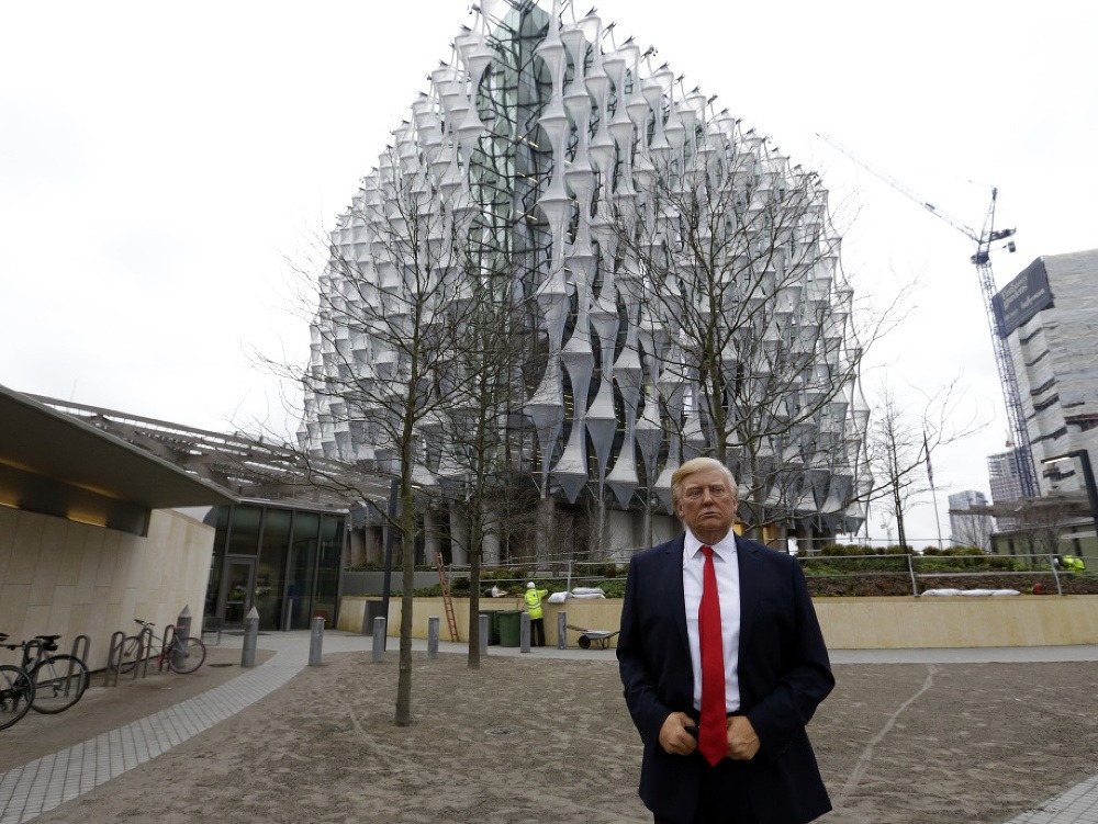 Vosková figurína Donalda Trumpa pred novou budovou veľvyslanectva.