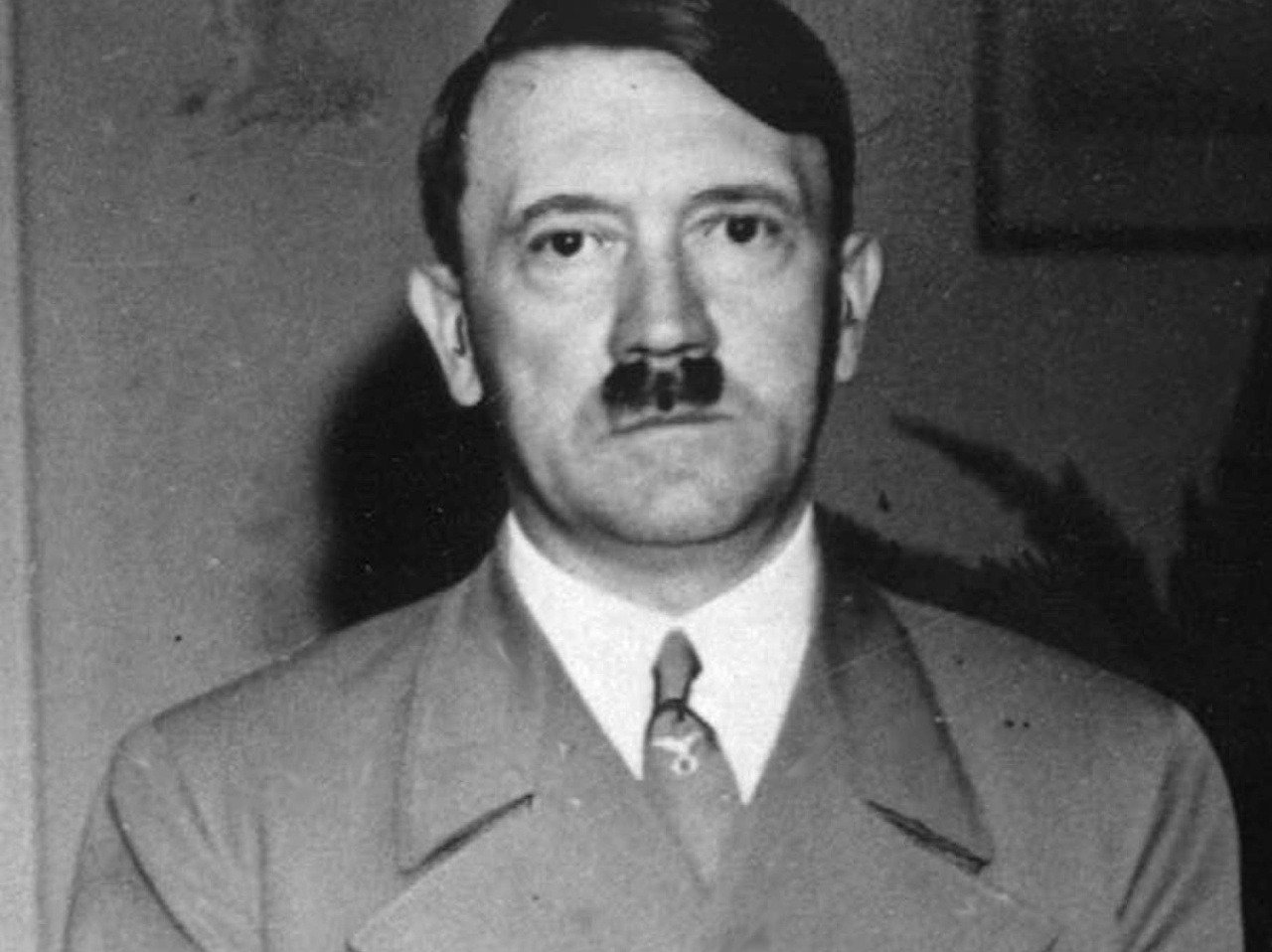 Konšpiračné teórie o úteku Hitlera a jeho fiktívnej smrti