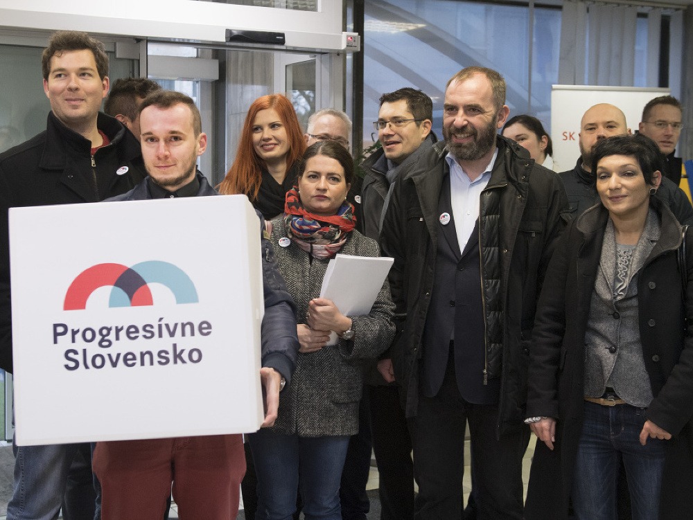 Na snímke líder hnutia Progresívne Slovensko Ivan Štefunko (druhý sprava) s ďalšími členmi