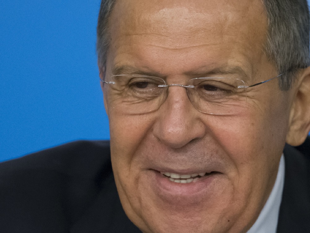 Ruský minister zahraničných vecí Sergej Lavrov sa usmieva počas výročnej tlačovej konferencie v Moskve 15. januára 2018, na ktorej bilancoval rok 2017.