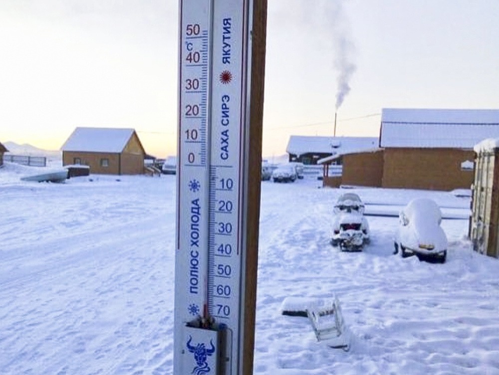 Na snímke teplomer ukazuje -65 stupňov Celzia v dedine Tomtor v ruskom Jakutsku