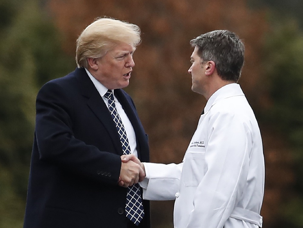 Donald Trump si potriasa rukou so svojím lekárom Ronnym Jacksonom.