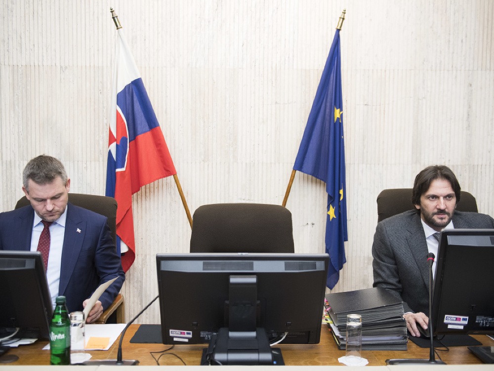 Na snímke zľava podpredseda Peter Pellegrini a Robert Kaliňák počas rokovania 84. schôdze vlády SR 17. januára 2018 v Bratislave.