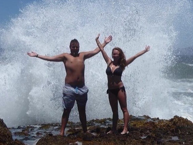Mladomanželia si chceli spraviť romantickú fotku na útese, o sekundu ich zmiatla vlna