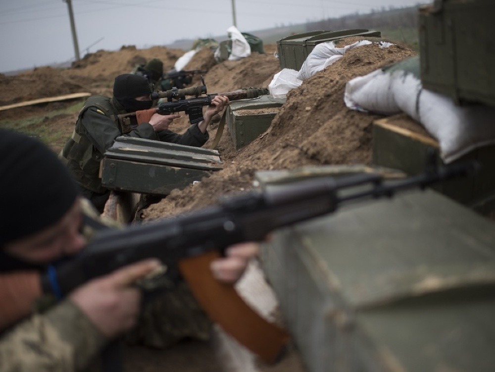 Ukrajinskí vojaci strážia pozície.
