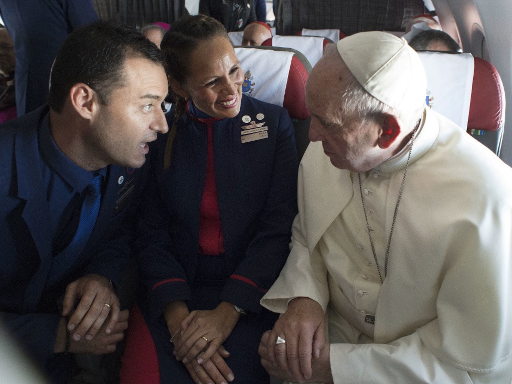 Pápež František zosobášil letušku a stevarda priamo na palube lietadla.