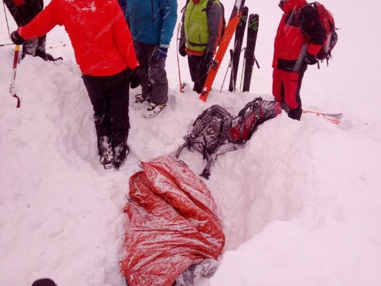 V Ždiarskej doline zasypala lavína dvoch skialpinistov, jeden neprežil