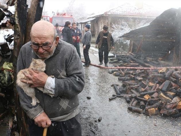 Tureckému dôchodcovi vyhorel celý dom, ostala mu len mačka 