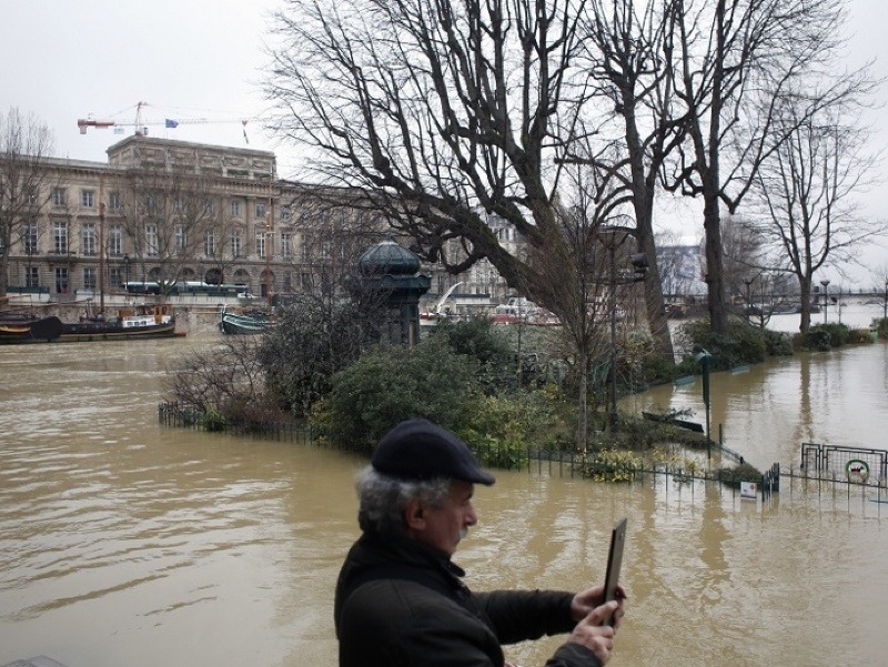 V Paríži nastala povodeň.