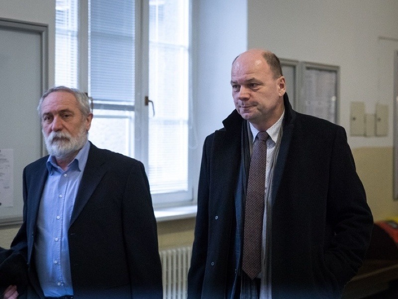 Obžalovaný bývalý vedúci služobného úradu rezerv Juraj L. (vpravo) prichádza na hlavné pojednávanie v kauze platinové sitká.