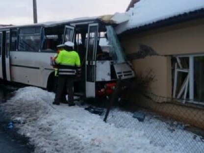 Autobus vrazil do domu