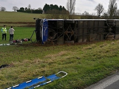 Na juhozápade Francúzska sa pri kolízii autobusu s iným vozidlom zranilo 27 osôb