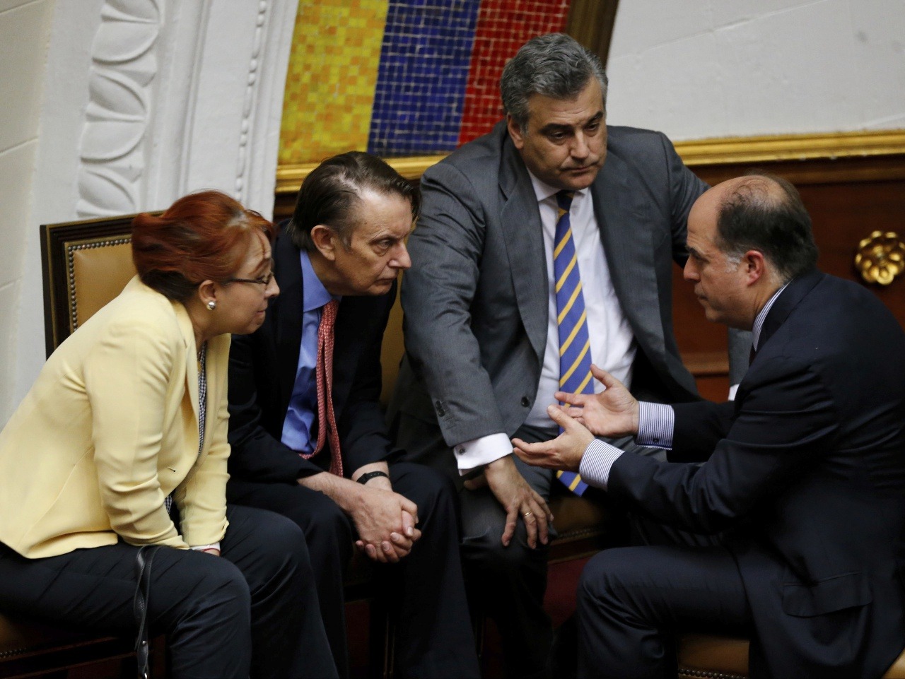 Veľvyslanci Mexika, Británie a Španielska rozprávajú s predsedom venezuelského parlamentu.