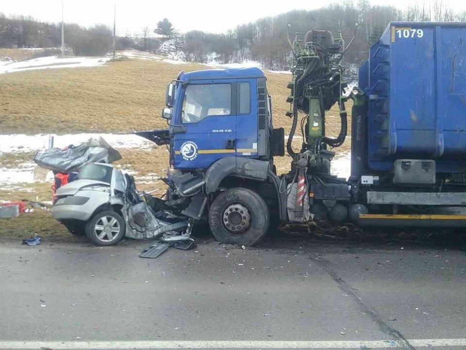 Osobné auto sa čelne zrazilo s nákladným vozidlom.