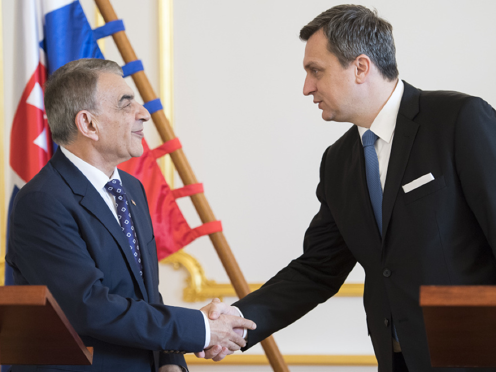 Predseda Národnej rady SR Andrej Danko (vpravo) a predseda Národného zhromaždenia Arménska Ara Bablojan (vľavo) si podávajú ruky po tlačovej konferencii po ich stretnutí v Bratislave