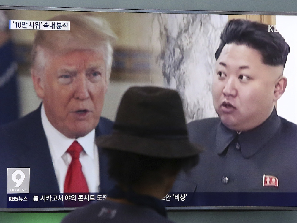 Donald Trump a Kim Jong Un na obrazovke v Soule