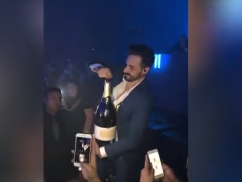 Muž rozbil fľašu šampanského za niekoľko tisíc dolárov. Video obletelo internet.