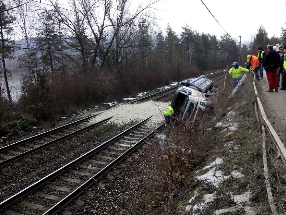 Železnice Slovenskej republiky (ŽSR) upozorňujú cestujúcich, že kvôli dopravnej nehode nákladného auta je od dnešného rána od 07:35 obmedzená železničná doprava v úseku Považská Bystrica - Púchov.