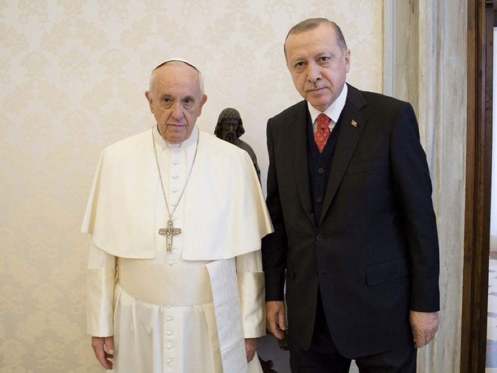 Na snímke pápež František (vľavo) a turecký prezident Recep Tayyip Erdogan (vpravo) pózujú fotografom počas  súkromnej audiencie 5. februára 2018 vo Vatikáne.