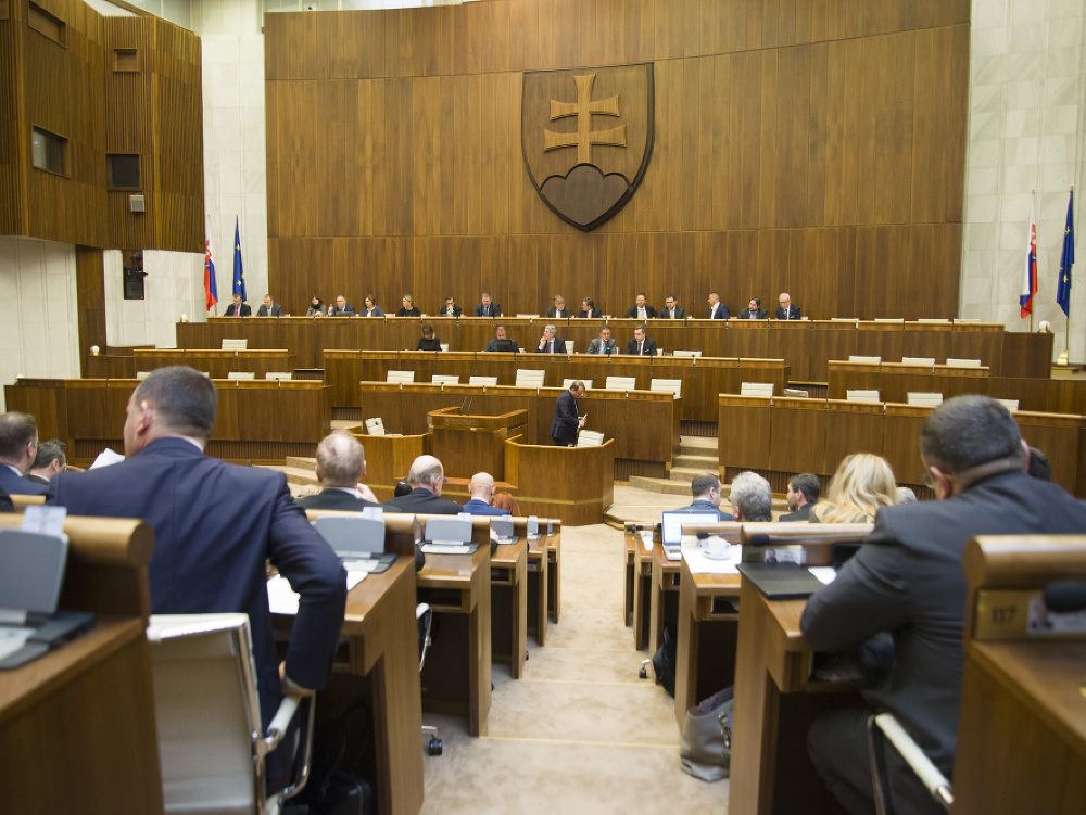 Na snímke poslanci NR SR počas 26. schôdze NR SR, 6. februára 2018 v Bratislave. 