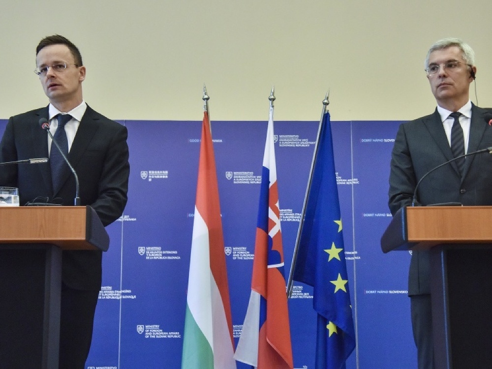 Na snímke zľava maďarský minister zahraničných vecí a obchodu Péter Szijjártó a štátny tajomník Ministerstva zahraničných vecí a európskych záležitostí SR Ivan Korčok počas tlačovej konferencii po spoločnom rokovaní  6. februára 2018 v Bratislave.
