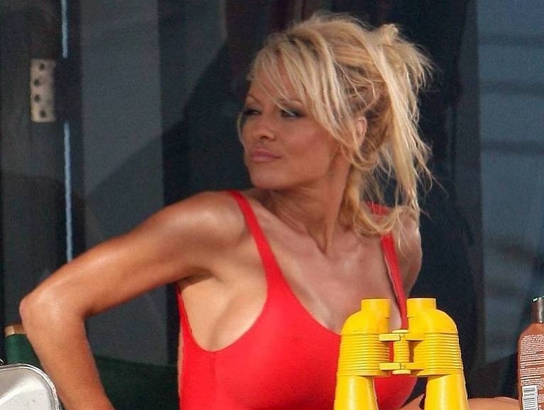 Pamela Anderson ako záchranárka v seriáli Baywatch