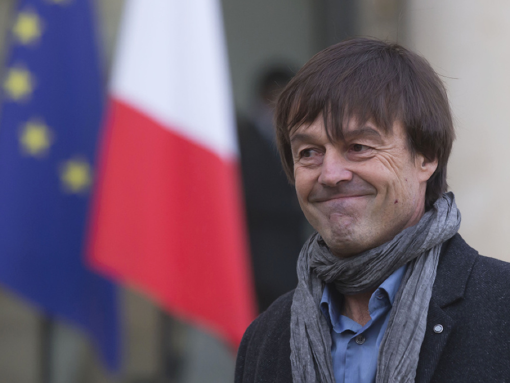 Francúzsky minister životného prostredia Nicolas Hulot sa usmieva počas odchodu z Elyzejského paláca.