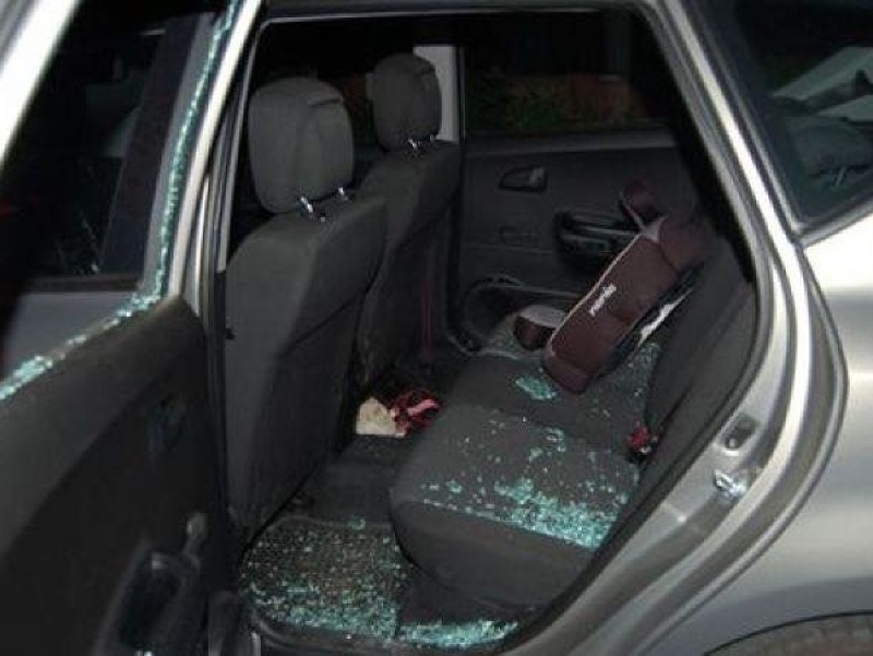 Policajti museli na aute rozbiť okno.