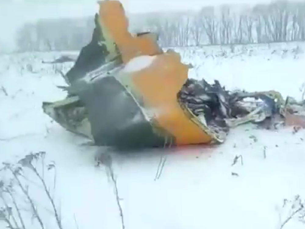 Na mieste havárie našli trosky lietadla a niekoľko tiel obetí.