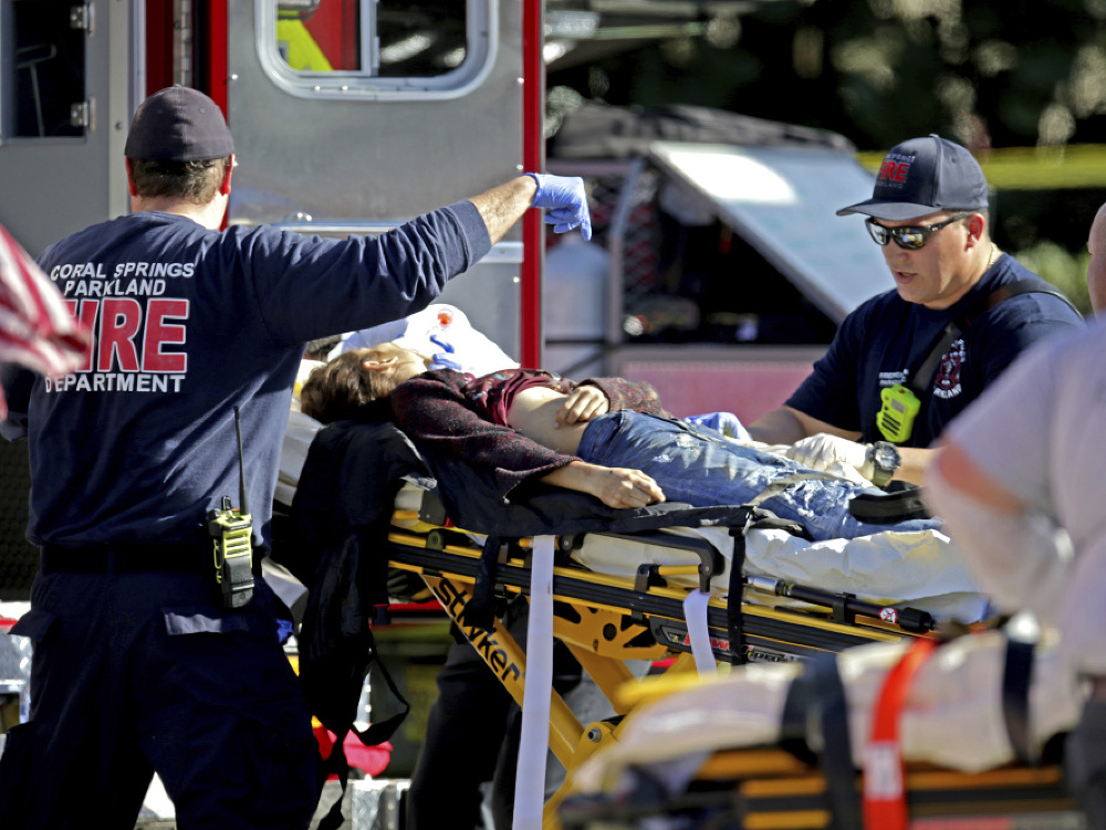 Záchranári nakladajú do sanitky zranenú osobu na strednej škole Marjory Stonemanovej Douglasovej v meste Parkland na juhu amerického štátu Florida
