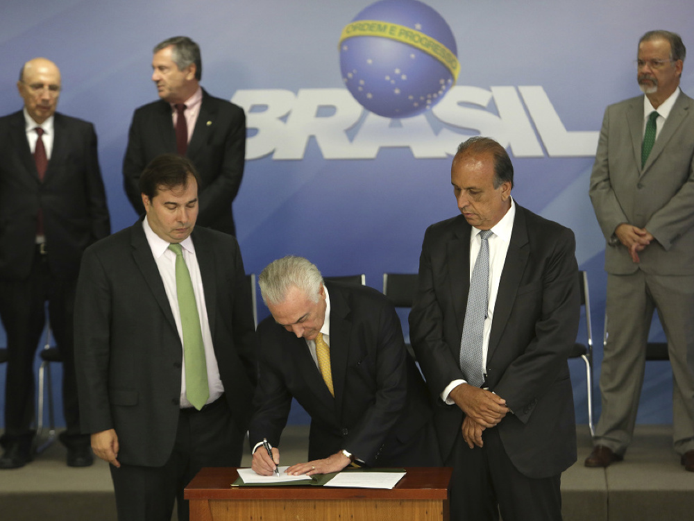 Brazílsky prezident Michel Temer podpisuje dekrét.