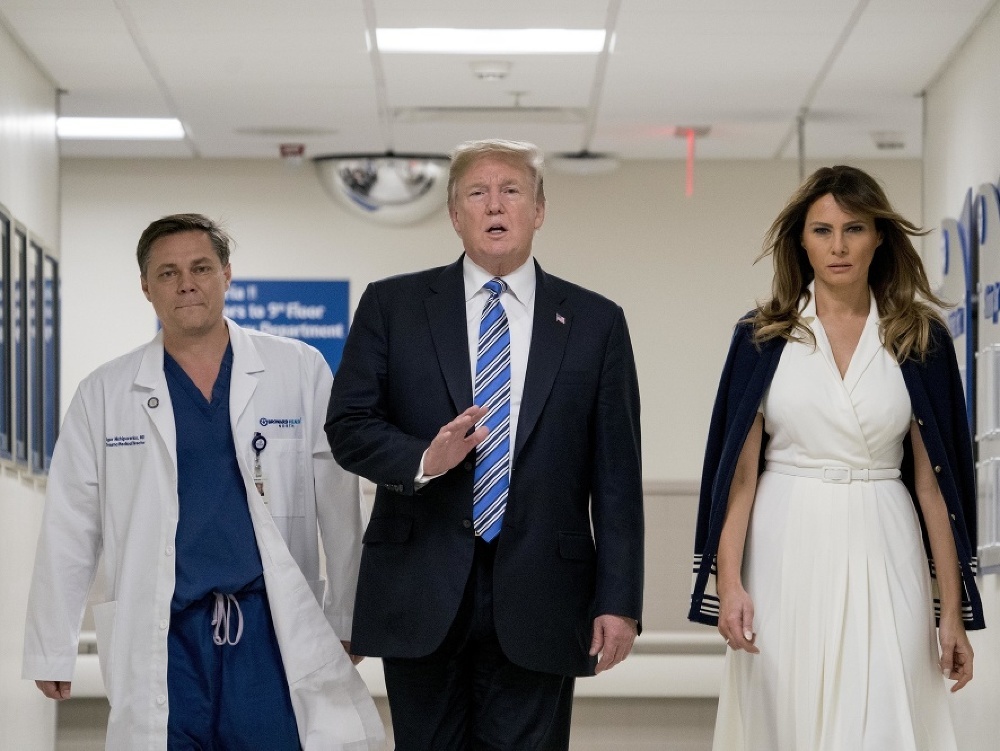 Donald Trump na návšteve nemocnice.