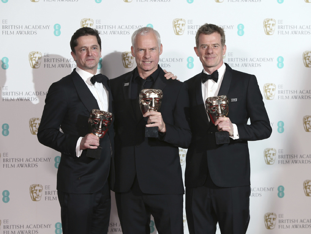 Na snímke zľava Producent Peter Czernin, režisér Martin McDonagh a producent Graham Broadbent pózujú s cenami BAFTA za  