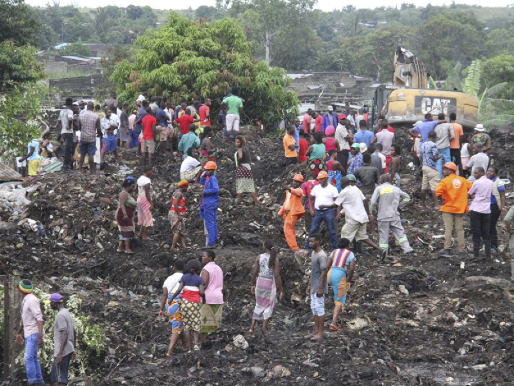 V Mozambiku sa zrútila hromada odpadkov na domy.