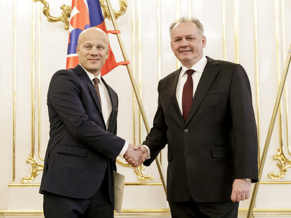 Slovenský prezident Andrej Kiska (vpravo) odovzdal poverovacie listiny vedúcemu diplomatickej misie v Gruzínsku Rudolfovi Michalkovi 