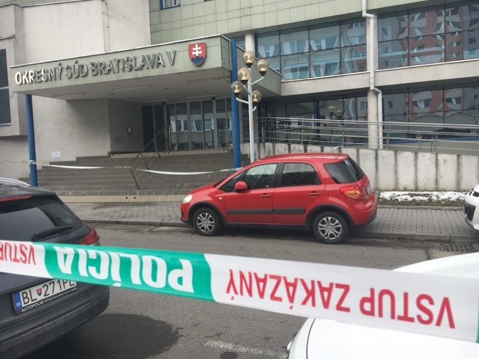 Bombu nahlásili aj na súde v Petržalke, kde malo byť ďalšie pojednávanie v prípade zmeniek, ktorých vyplatenie žiada od TV Markíza Marián Kočner. 