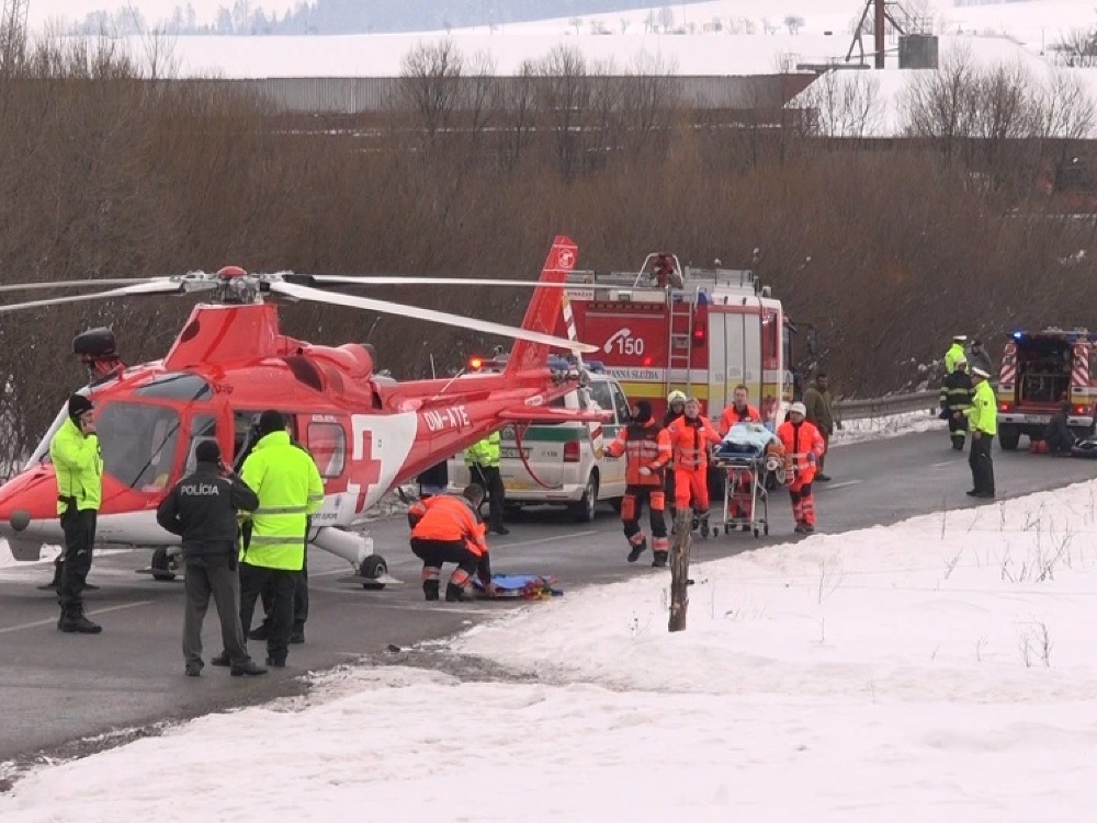 Pri nehode zasahoval aj záchranársky vrtuľník.