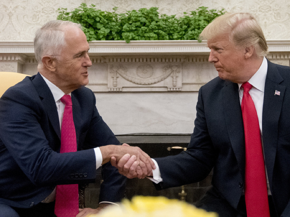 Americký prezident Donald Trump a austrálsky premiér Malcolm Turnbull si podávajú ruky počas stretnutia vo Washingtone.