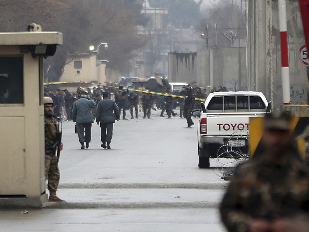 Bezpečenostné zložky hliadkujú  neďaleko afganskej centrály NATO v Kábule, kde sa odpálil samovražedný atentátnik v sobotu ráno