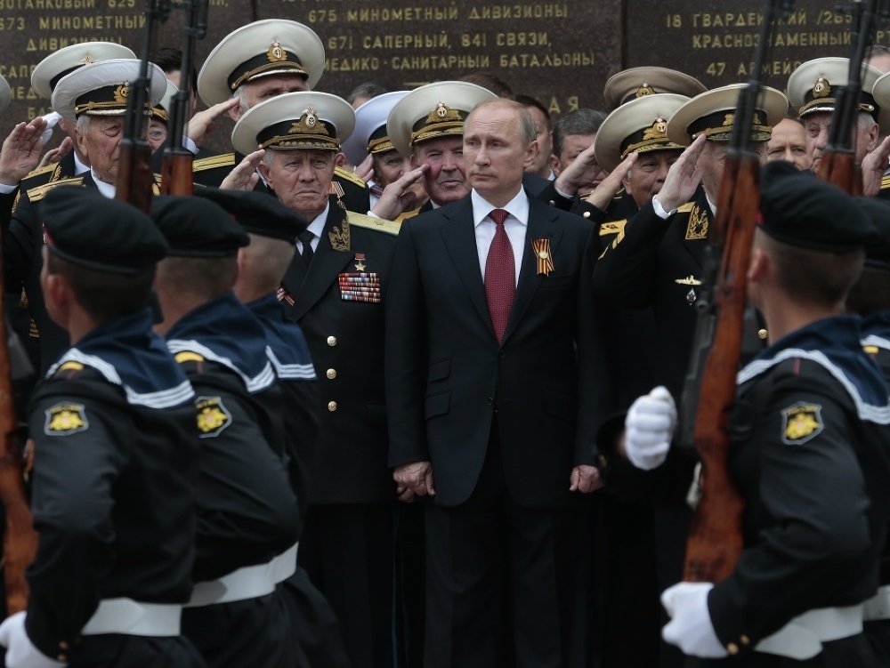 Vladimir Putin na vojenskej prehliadke na Kryme.