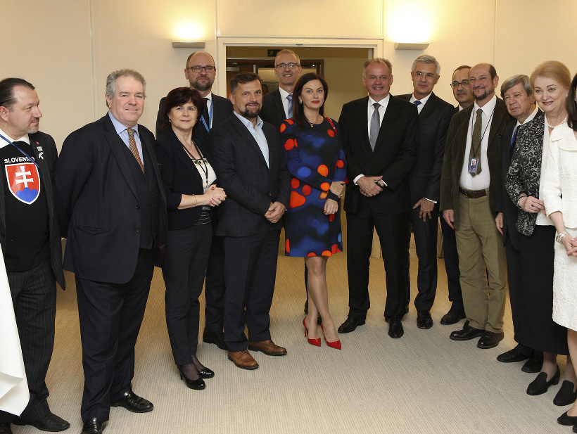 Na fotke s prezidentom sú aj europoslanci Ivan Štefanec, Eduard Kukan, Miroslav Mikolášik, József Nagy a Anna Záborská.