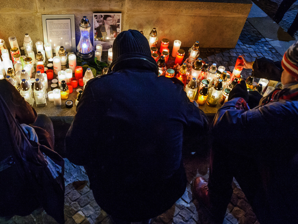 Zapaľovanie sviečok na Svätoplukovom námestí pri Mariánskom stĺpe v Nitre počas spomienkového pochodu na počesť zavraždeného investigatívneho novinára redakcie Aktuality.sk Jána Kuciaka a jeho partnerky Martiny Kušnírovej. 