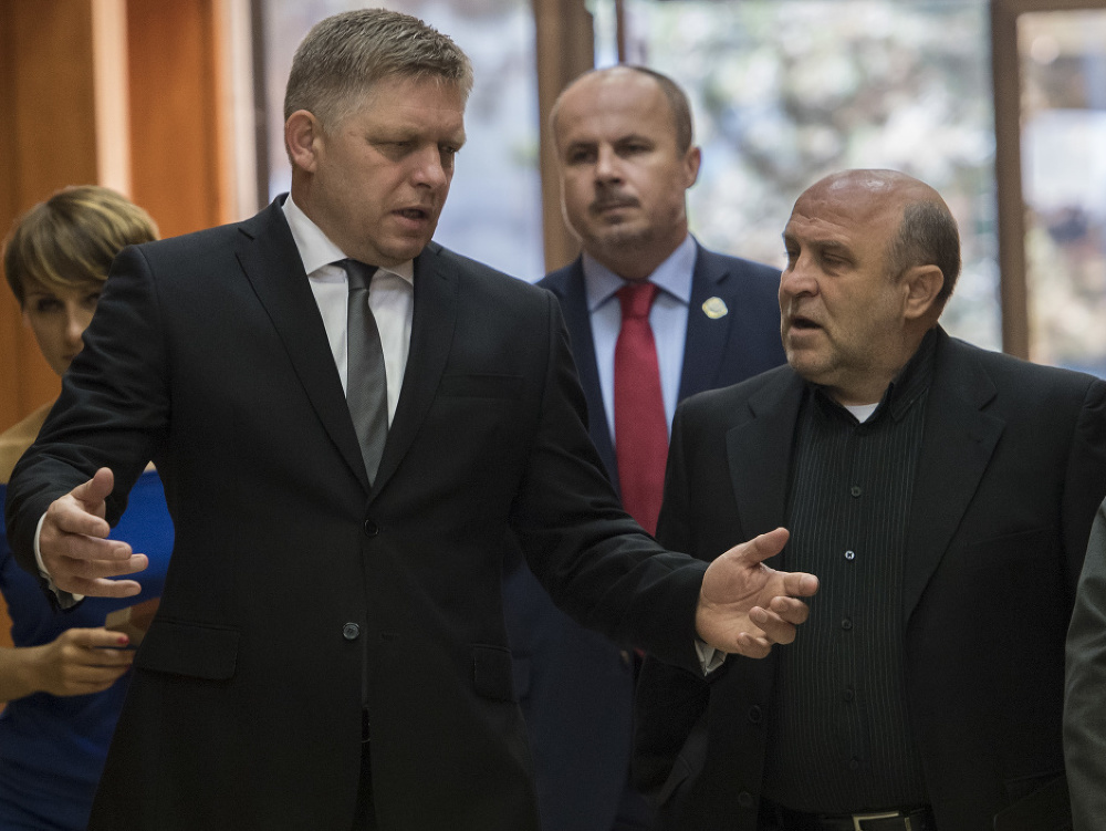 Na snímke vľavo predseda vlády SR Robert Fico a vpravo riaditeľ kancelárie predsedu vlády Roman Šipoš.