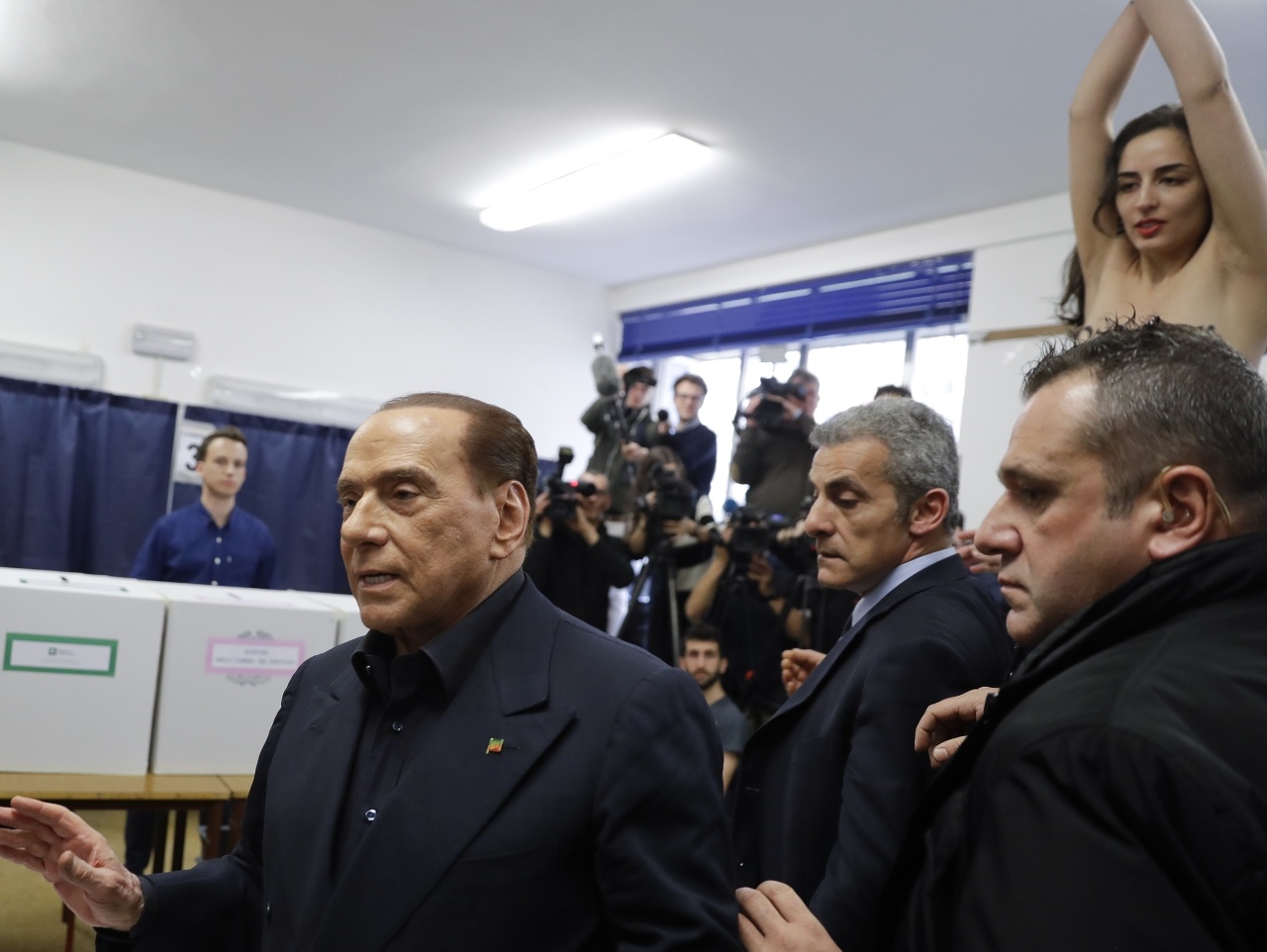 Polonahá aktivistka hnutia Femen narušila v nedeľu počas talianskych parlamentných volieb hlasovanie expremiérovi Silviovi Berlusconimu.