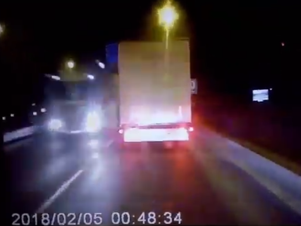 Vodičovi do protismeru vbehol kamión 