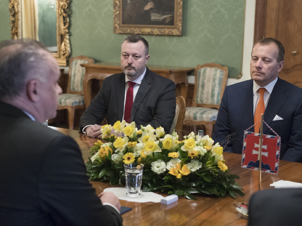 Na snímke vľavo prezident SR Andrej Kiska prijal lídra politického hnutia Sme rodina Borisa Kollára (vpravo)  a podpredsedu hnutia Sme rodina Milana Krajniaka