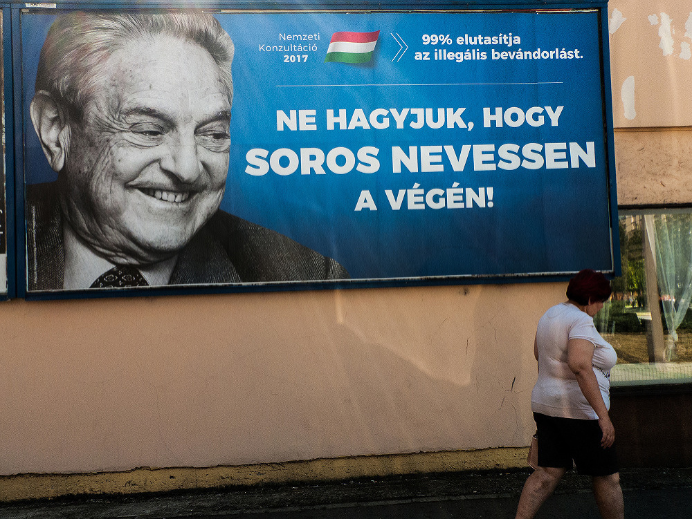 Maďarská vláda vedie mohutnú bilbordovú kampaň proti americkému finančníkovi Georgeovi Sorosovi.
