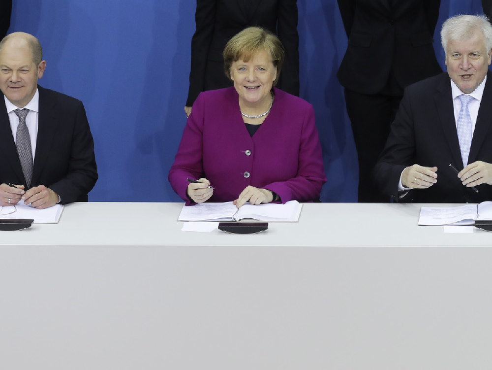 Najvyšší predstavitelia Kresťanskodemokratickej únie Nemecka (CDU), sesterskej Kresťanskosociálnej únie Bavorska (CSU) a Sociálnodemokratickej strany Nemecka (SPD) podpísali v pondelok 12. marca 2018 zmluvu o pokračovaní spoločného vládnutia v rámci tzv. 