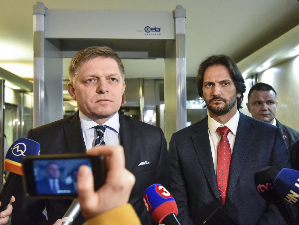 Na snímke sprava premiér SR Robert Fico a minister vnútra SR Robert Kaliňák.